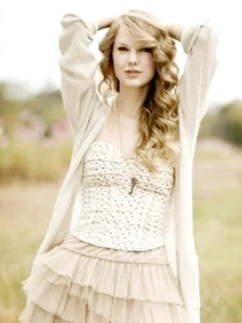 Beautiful picture of pop singer celebrity actress Taylor Swift